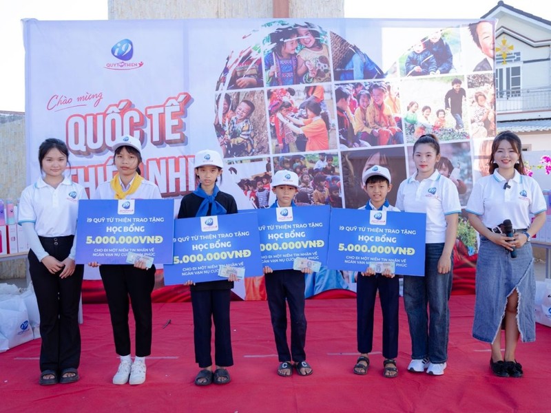 Khách hàng VIP hello88 đang tận hưởng dịch vụ độc quyền trong không gian sang trọng