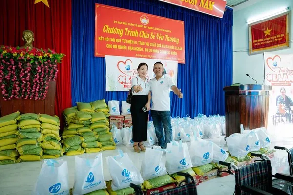 Một nhóm người đang ngồi vòng tròn hỗ trợ lẫn nhau