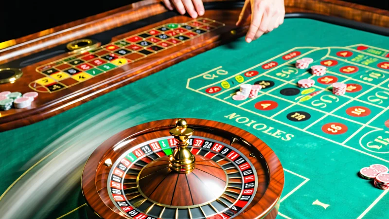 Bàn chơi Roulette trực tuyến với bánh xe và bóng tại hello88
